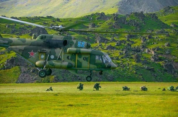 Высокогорные подразделения совершили десантирование в районе горы Эльбрус — видео, фото
