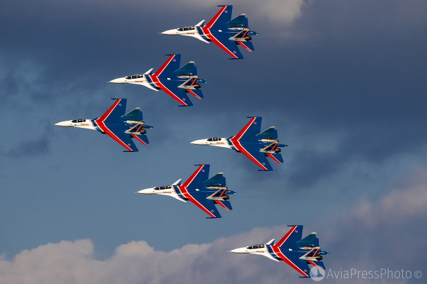 С самого рождения знаменитые на весь мир пилотажники были связаны с авиационным заводом имени Юрия Гагарина