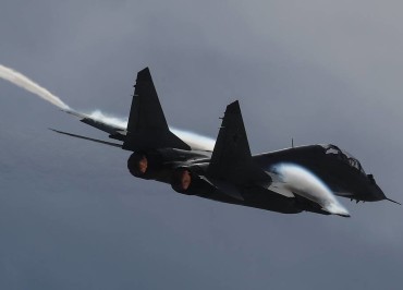 MOSCOW REGION, RUSSIA - AUGUST 25, 2020: A Mikoyan MiG-29 fighter jet of the Strizhi [Swifts] aerobatic team performs during an air show as part of the Army 2020 International Military Technical Forum at the Kubinka air field. Sergei Savostyanov/TASS

Ðîññèÿ. Ìîñêîâñêàÿ îáëàñòü. Ìíîãîöåëåâîé èñòðåáèòåëü ÌèÃ-29 ãðóïïû âûñøåãî ïèëîòàæà "Ñòðèæè" âî âðåìÿ äèíàìè÷åñêîãî ïîêàçà àâèàòåõíèêè â ðàìêàõ Ìåæäóíàðîäíîãî âîåííî-òåõíè÷åñêîãî ôîðóìà "Àðìèÿ-2020" íà àýðîäðîìå "Êóáèíêà". Ñåðãåé Ñàâîñòüÿíîâ/ÒÀÑÑ