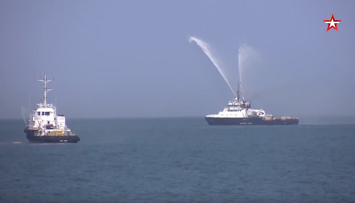 Участники тренировки Дня ВМФ в Каспийске потушили «пожар» на корабле: видео