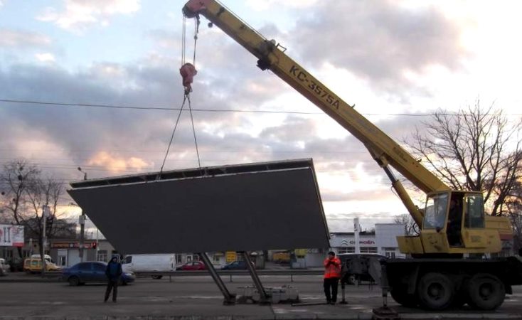 Волжский продолжают очищать от рекламных конструкций