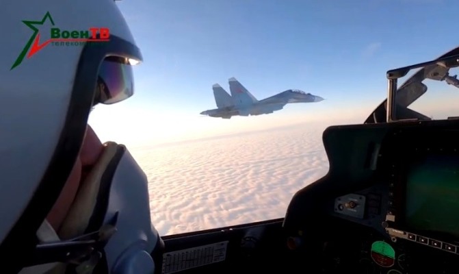 Пилоты белорусских истребителей Су-30СМ отработали перехват — видео
