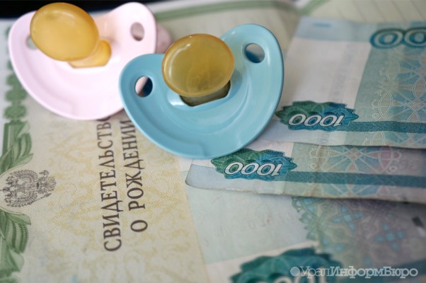 На 16 тысяч рублей увеличится со следующего года размер декретных для работающих россиянок