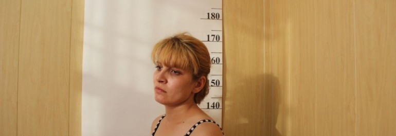 В городе Волжском полицейские задержали подозреваемую в мошенничестве, находившуюся в федеральном розыске