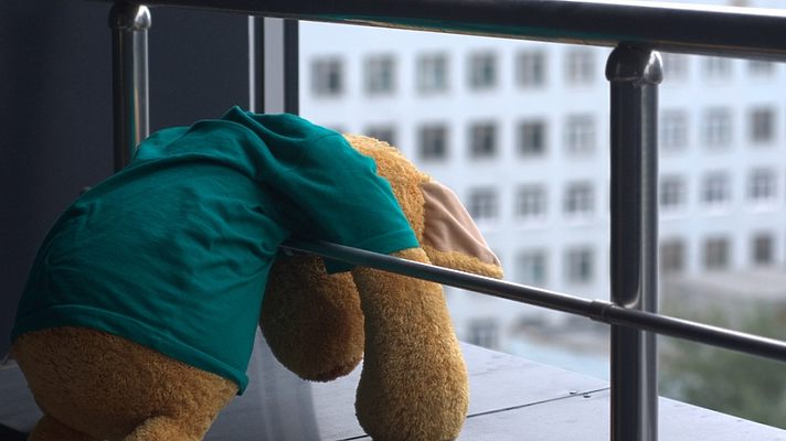В конце июня в Волжском еще один ребенок выпал из окна — не оставлять детей на едине с отрытыми окнами