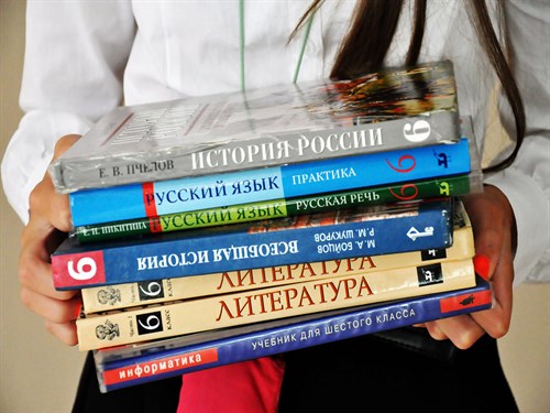 Учебники продолжат дорожать быстрее детективов