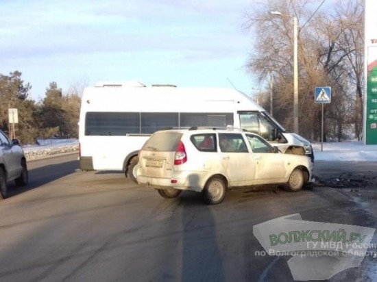 В Волжском маршрутка протаранила «Приору»