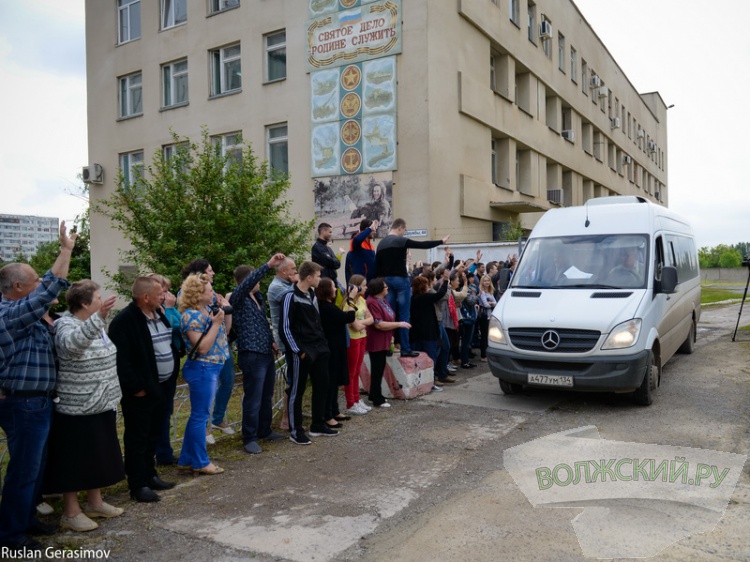 В Волжском проводили в армию первых призывников