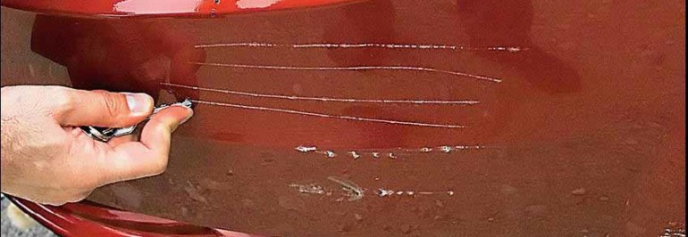 В Волжском расследуются уголовные дела по фактам повреждения чужих автомашин