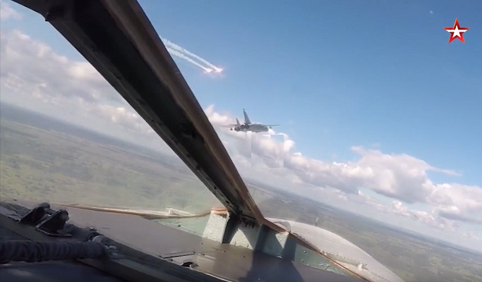 Плановое учение экипажей Су-24 и Су-30СМ морской авиации Балтфлота на полигоне в Калининградской области